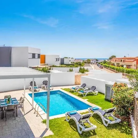 Sleeps 8 Pool Air Con Wifi