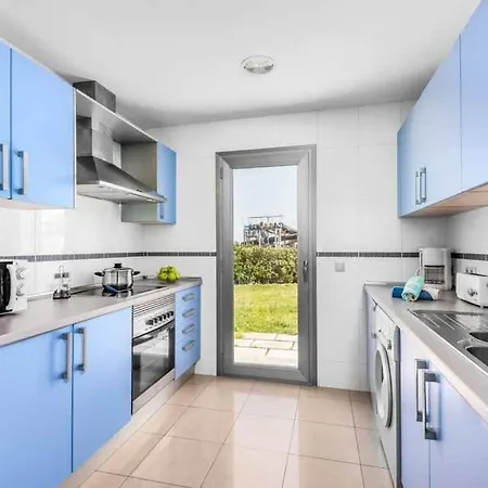 Sleeps 8 Pool Air Con Wifi