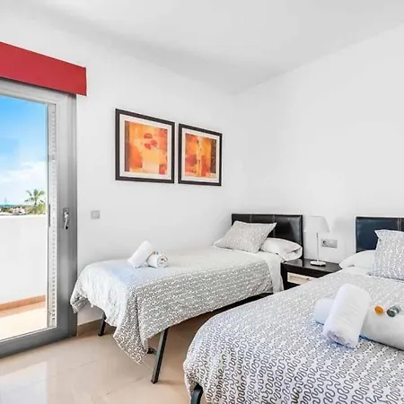 Villa Sleeps 8 Pool Air Con Wifi *