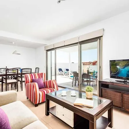 Sleeps 8 Pool Air Con Wifi