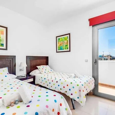 Sleeps 8 Pool Air Con Wifi *