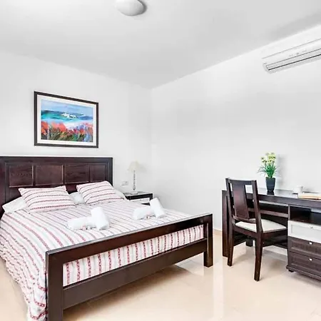 Sleeps 8 Pool Air Con Wifi * Cala en Bosch